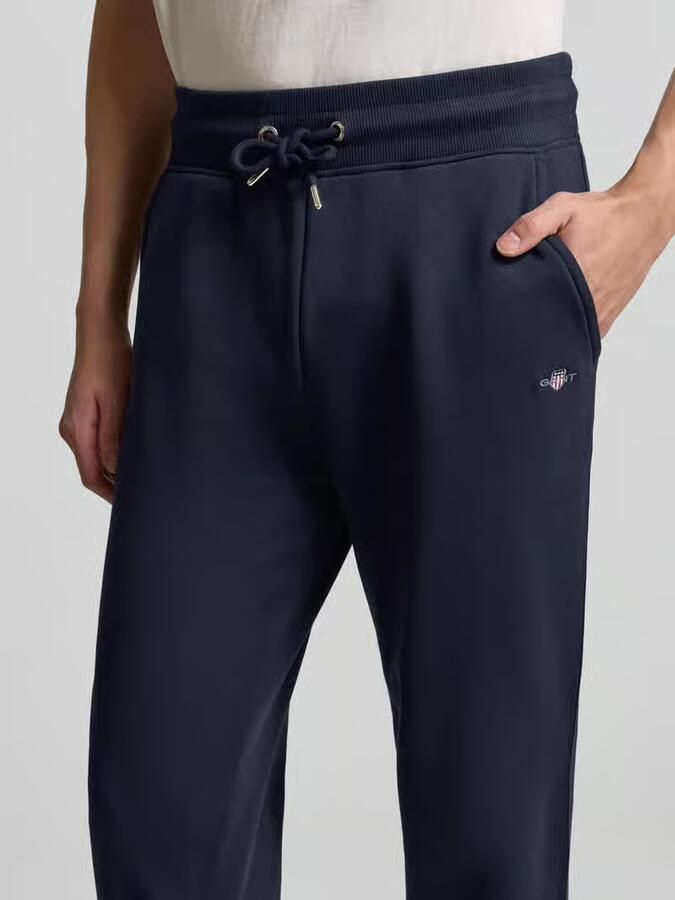 Gant Sweatbroek REG SHIELD SWEATPANTS met logo-borduurwerk onder de boord - Foto 6