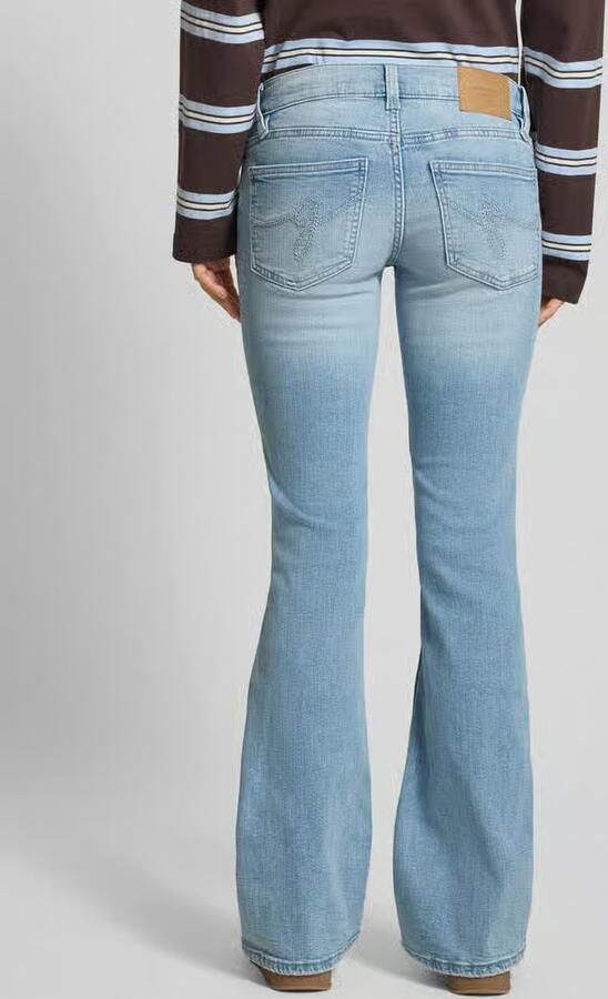 Gina Tricot Flared fit Jeans in Used-look - Foto 4