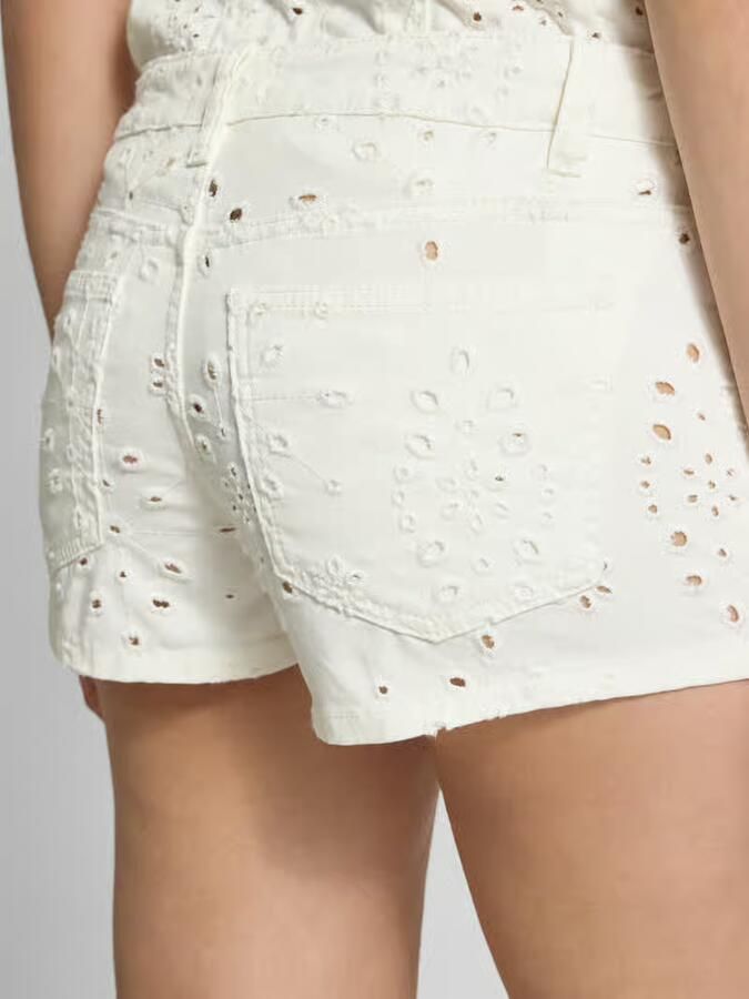 Gina Tricot straight fit short met florale stitchings met gaatjesmotief