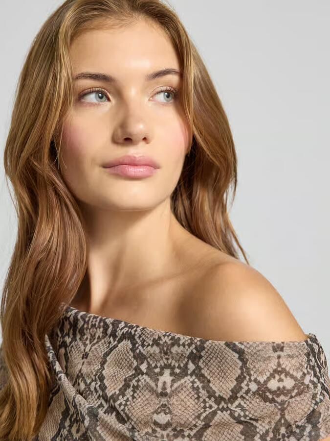 Gina Tricot T-shirt met asymmetrisch model