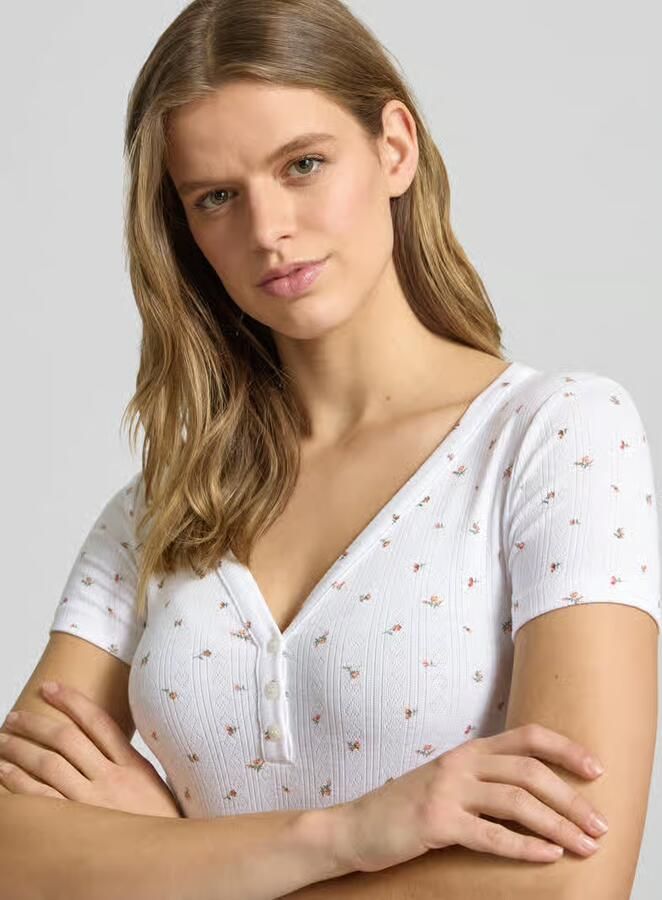 GUESS Jeans Kort T-shirt met V-hals en knoopsluiting