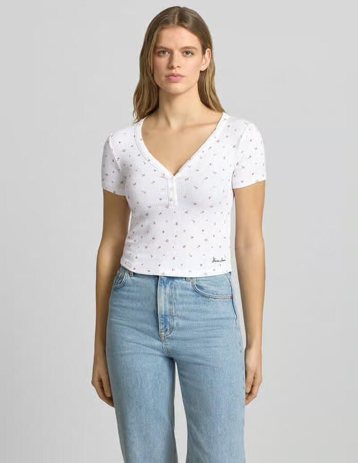 GUESS Jeans Kort T-shirt met V-hals en knoopsluiting - Foto 2