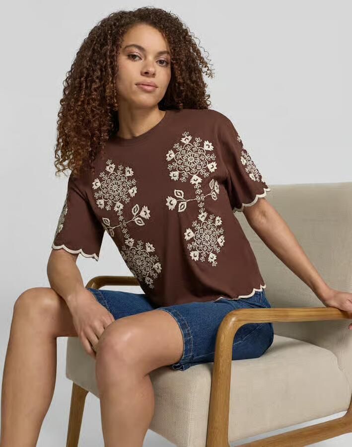 Jake*s Casual T-shirt met golvende zoom en motiefstitching