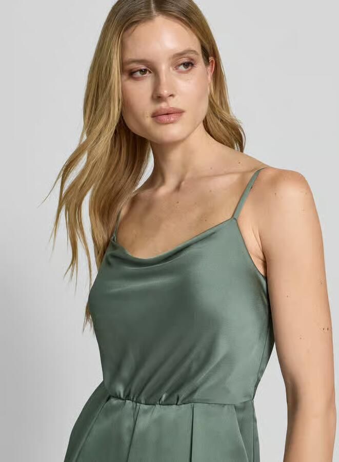 Jake*s Cocktail Jumpsuit van satijn met cascadehals