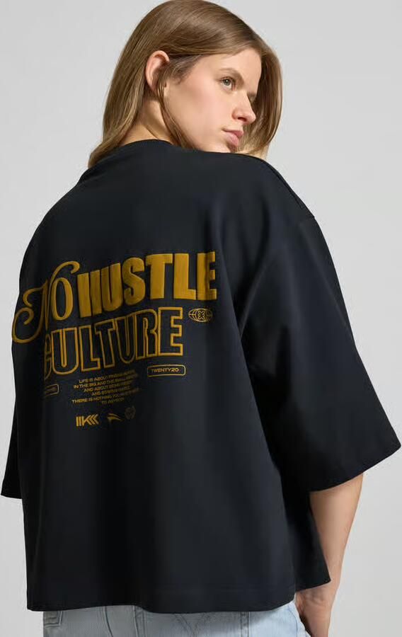 Karo Kauer Kort T-shirt met statementprint op de achterkant