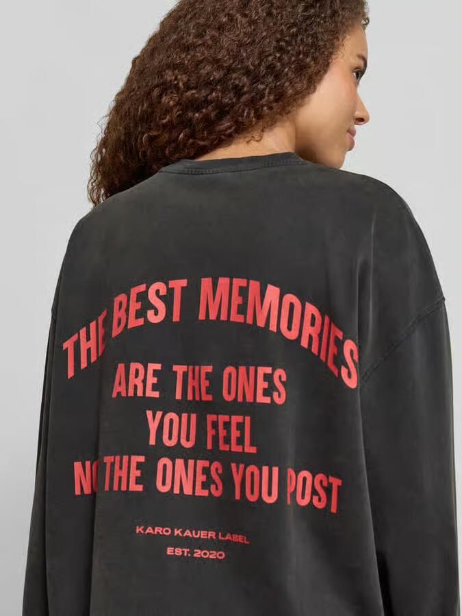 Karo Kauer oversized shirt met lange mouwen met logoprint model 'Memories'
