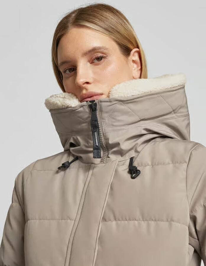 Khujo Gewatteerde lange jas met labeldetails model 'Teddy'