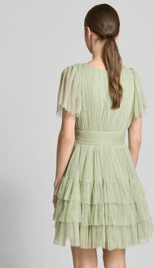Lace & Beads Cocktailjurk met gelaagde look en V-hals