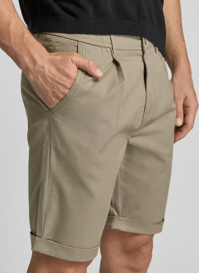 Lerros korte chino met strookzakken aan de achterkant