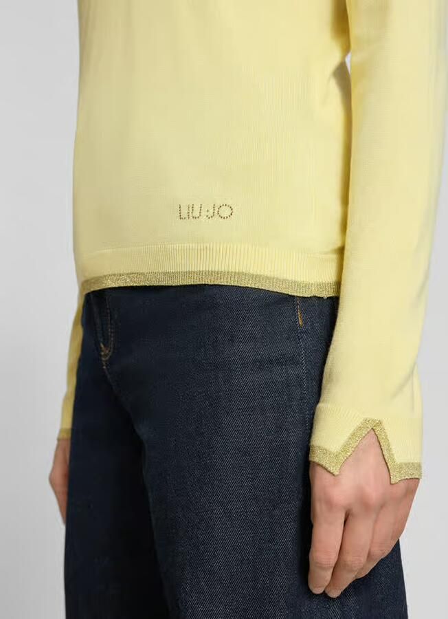 Liu Jo White Slim fit shirt met lange mouwen van viscosemix met V-hals