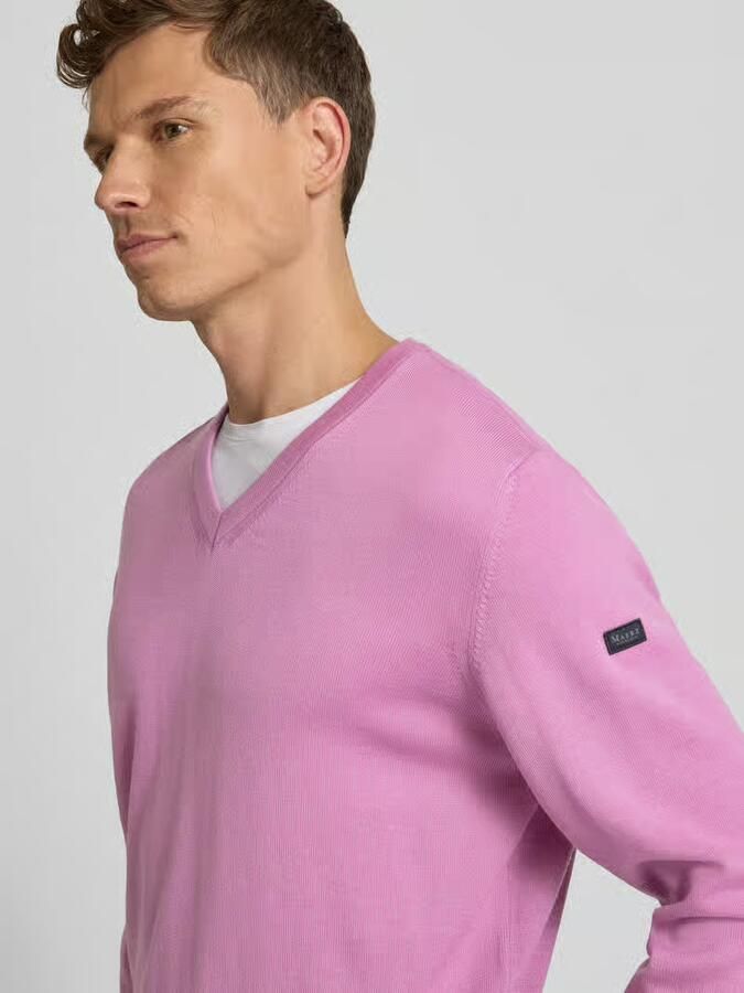 Maerz muenchen Gebreide pullover van scheerwol met V-hals