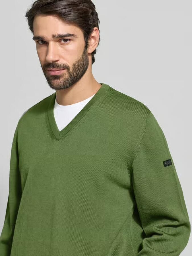 Maerz muenchen Gebreide pullover van scheerwol met V-hals