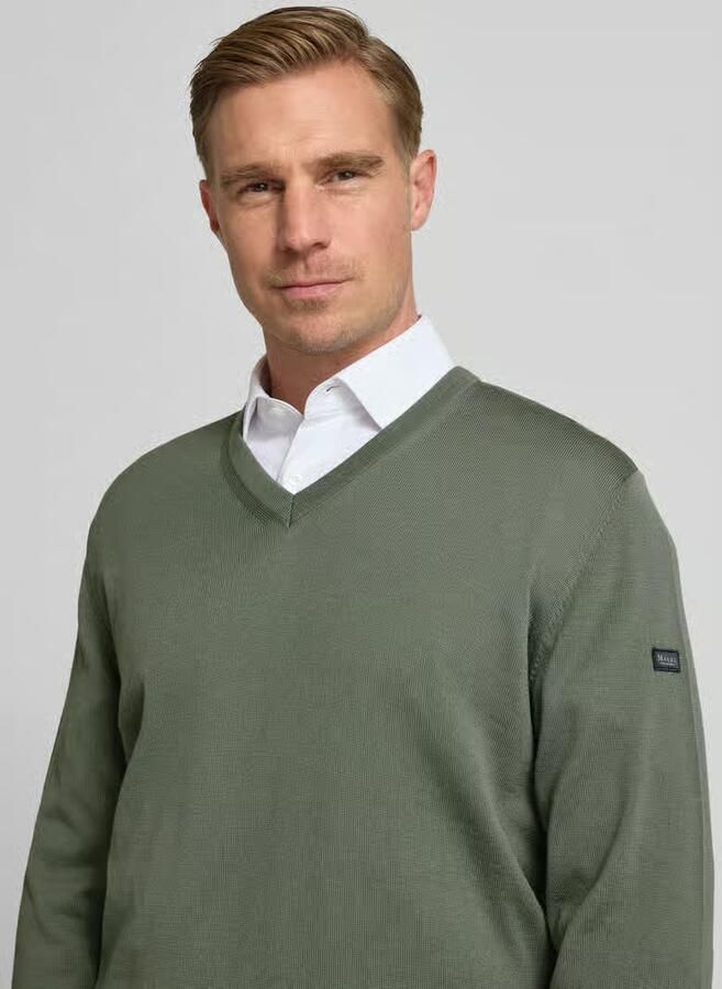 Maerz muenchen Gebreide pullover van scheerwol met V-hals