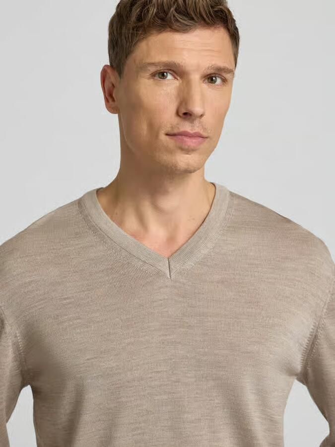 Maerz muenchen Gebreide pullover van scheerwol met V-hals