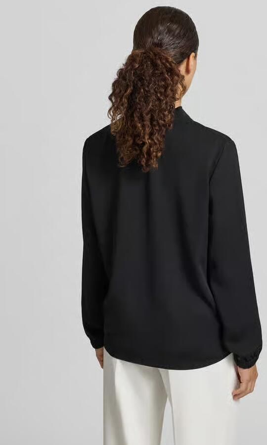 Marc Cain Zwarte blouse met V-hals en gerimpelde randen Black Dames