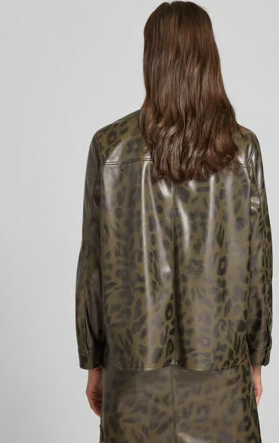 Marc Cain Jack in leerlook met platte kraag en steekzakken