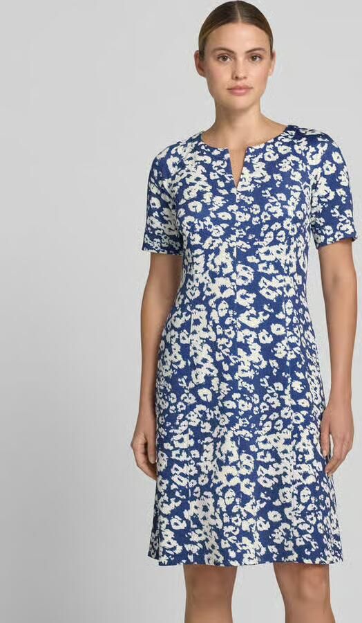 Marc Cain Knie-lange jurk in all-over look met V-hals - Foto 3