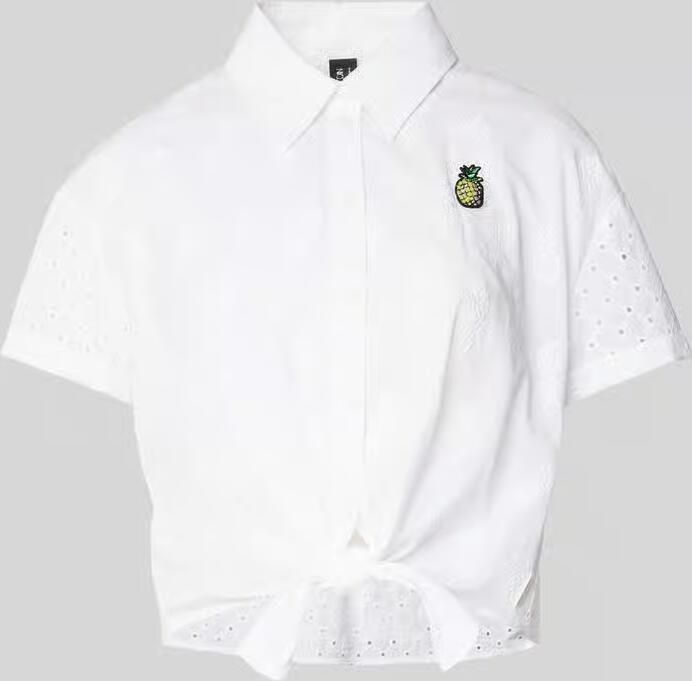 Marc Cain Korte blouse met broderie anglaise en knoopdetail