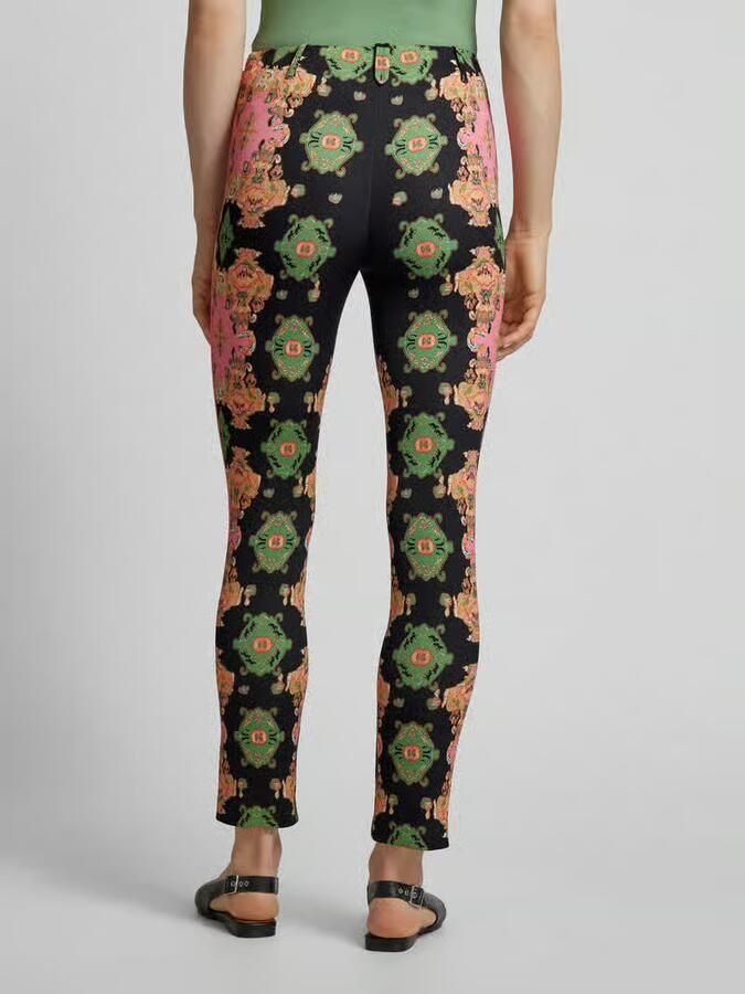 Marc Cain Korte stoffen broek met bandplooien model 'Sidney'