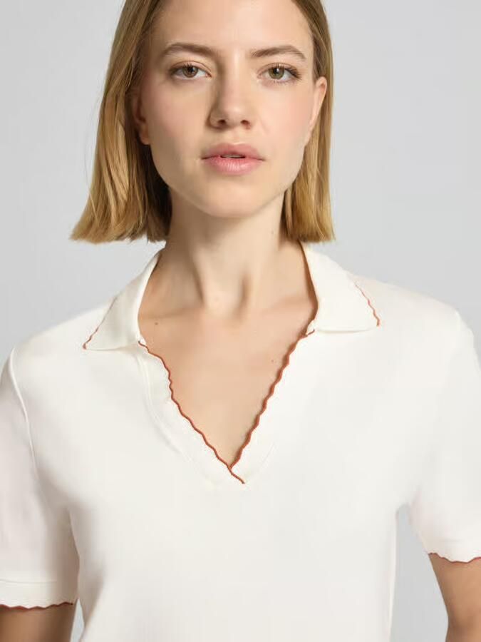 Marc Cain slim fit poloshirt met golvende zoom en V-hals