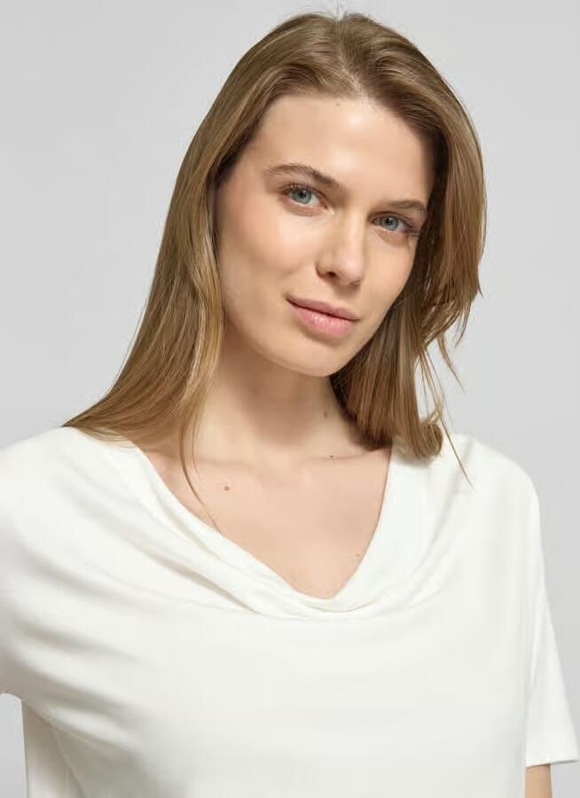 MORE & MORE T-shirt met Cascadehals