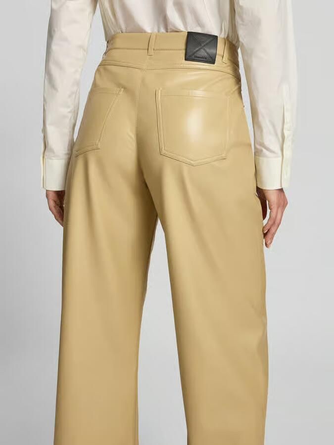 Nanushka broek met leren look in straight fit
