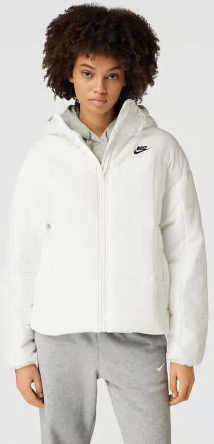 Nike Sportswear Classic Puffer Therma-FIT ruimvallend damesjack met capuchon Wit - Foto 4