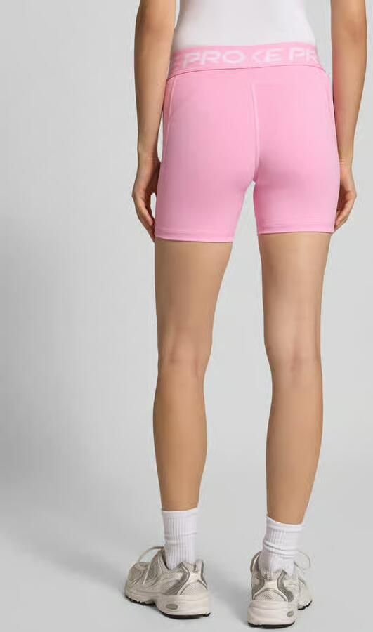 Nike skinny fit sportshorts met elastische band met label - Foto 3