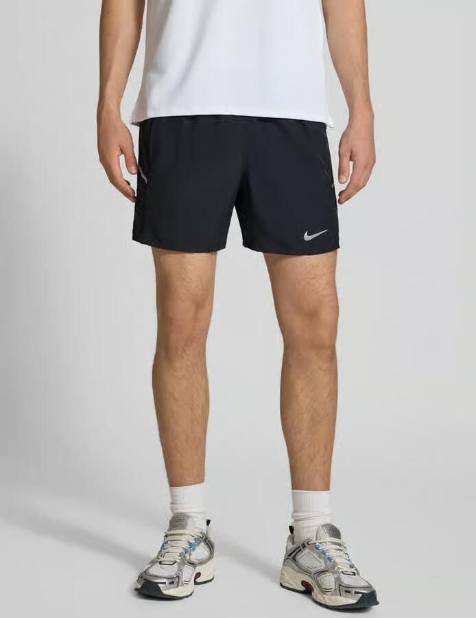 Nike Training Short met zijsteekzakken en logoprint - Foto 3