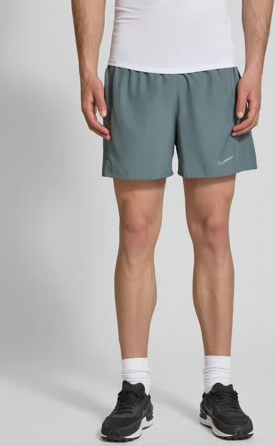 Nike Training Short met zijsteekzakken en logoprint - Foto 3