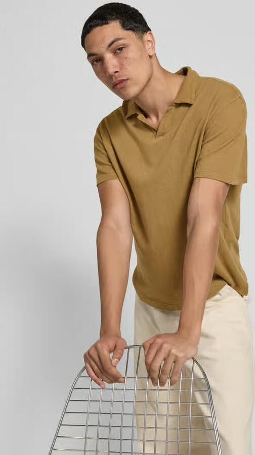 Officine Générale Poloshirt met V-hals