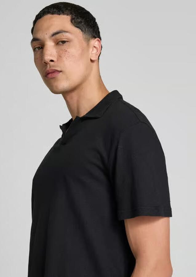 Officine Générale Poloshirt met V-hals