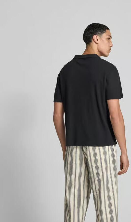 Officine Générale Poloshirt met V-hals
