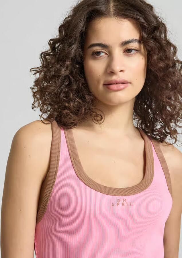 OH APRIL slim fit top met logostitching model 'Fiora'