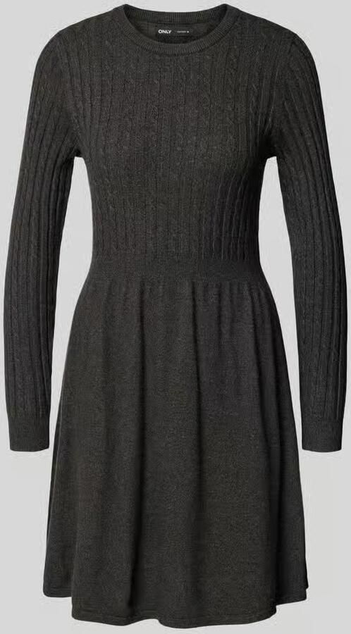 Only Gebreide jurk ONLFIA LS CABLE DRESS KNT getailleerd en met subtiel kabelpatroon in het bovenstuk