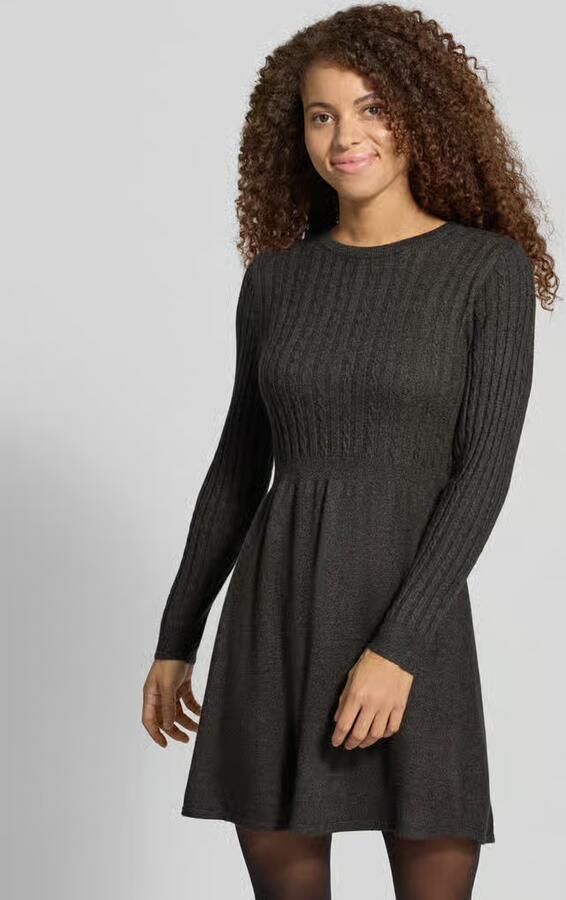 Only Gebreide jurk ONLFIA LS CABLE DRESS KNT getailleerd en met subtiel kabelpatroon in het bovenstuk - Foto 3