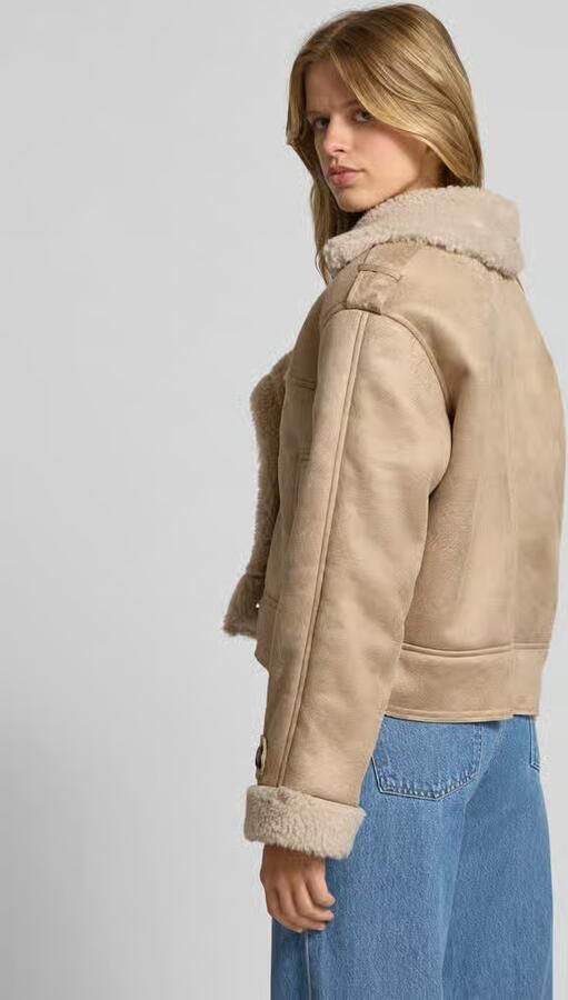 Only Loose fit jack in leerlook met asymmetrische knoopsluiting model 'YLVA'