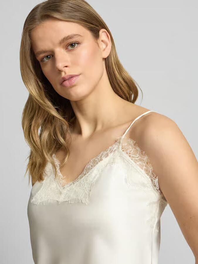 Only Shaped fit tanktop van satijn model 'BELLA'