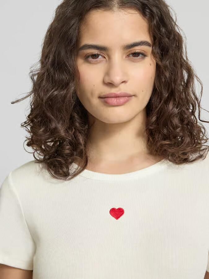 Only Slim fit T-shirt met hartvormige borduursel Model 'ELVA JUNE'