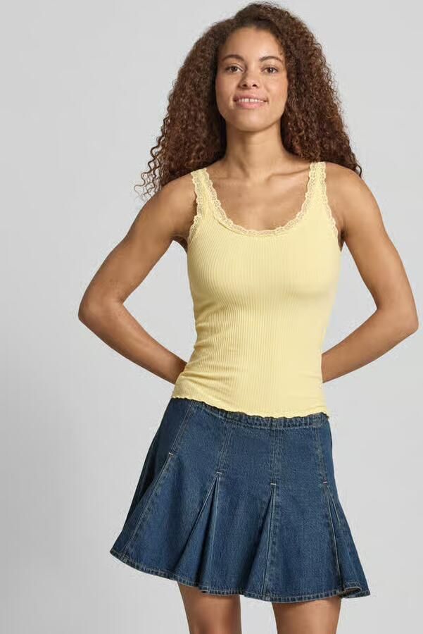 Only Tanktop ONLSARA – Tanktop met kantdetail bij de halslijn regular fit modisch jersey ribstof ronde hals - Foto 4