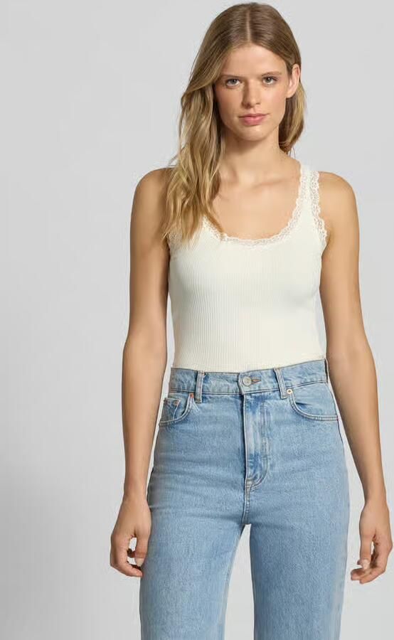 Only Tanktop ONLSARA – Tanktop met kantdetail bij de halslijn regular fit modisch jersey ribstof ronde hals - Foto 13