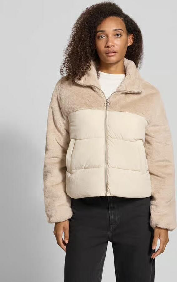 Only Gewatteerde jas ONLWANJA – Jas met pluche details en hoge kraag regular fit modisch web materiaalmix hoogsluitend - Foto 9