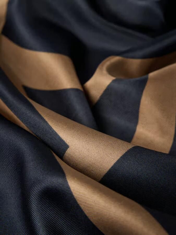 Opus Sjaal met all-over motief model 'Aditha'
