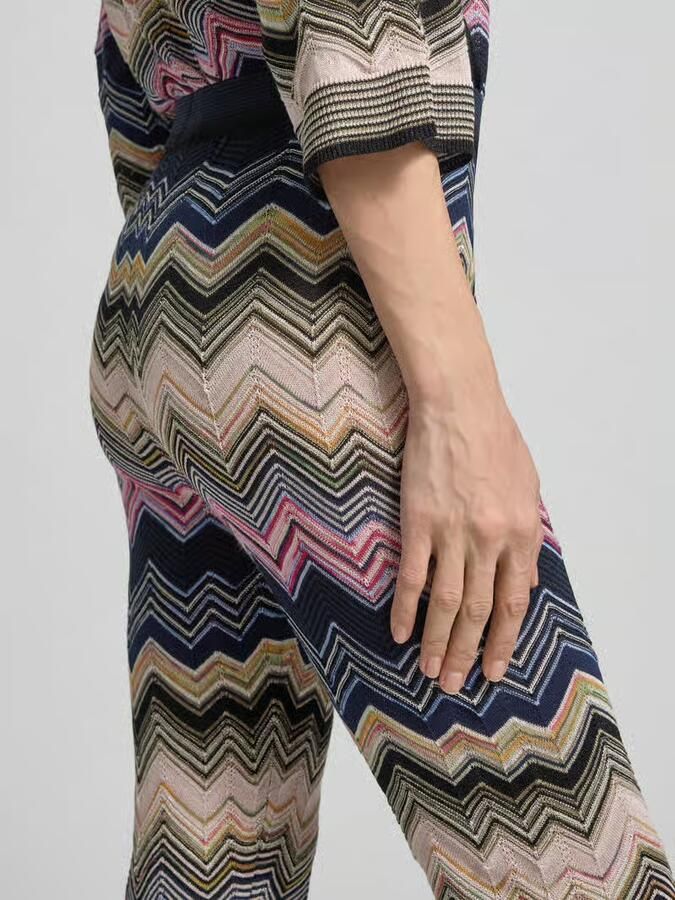 Oui Flared BROEK van Viscosemix in All-over look