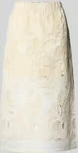P&C* curated by Anna Schürrle Midirok met kanten bekleding