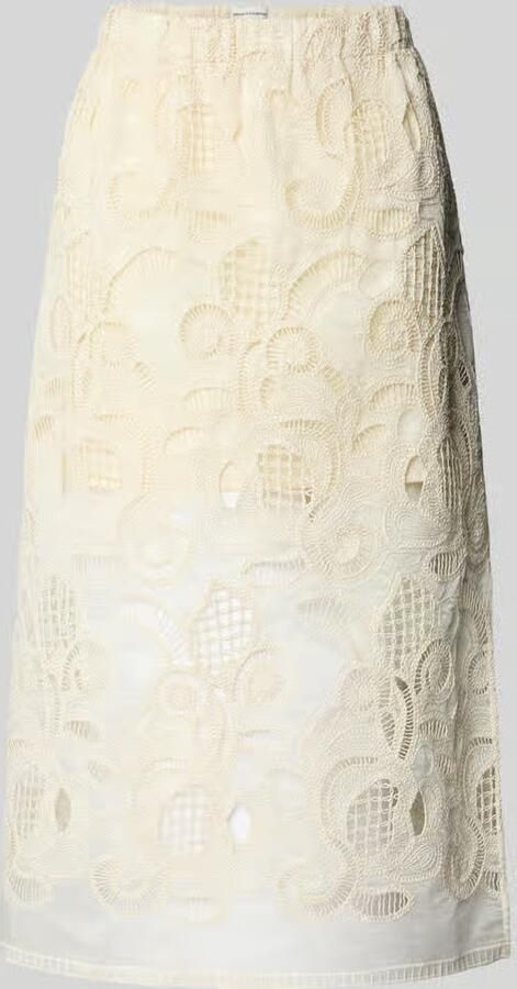 P&C* curated by Anna Schürrle Midirok met kanten bekleding
