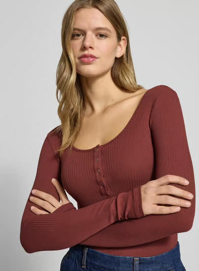 Pieces Slim fit T-shirt van katoenmix met kort drukknooppaneel model 'KITTE' - Foto 8