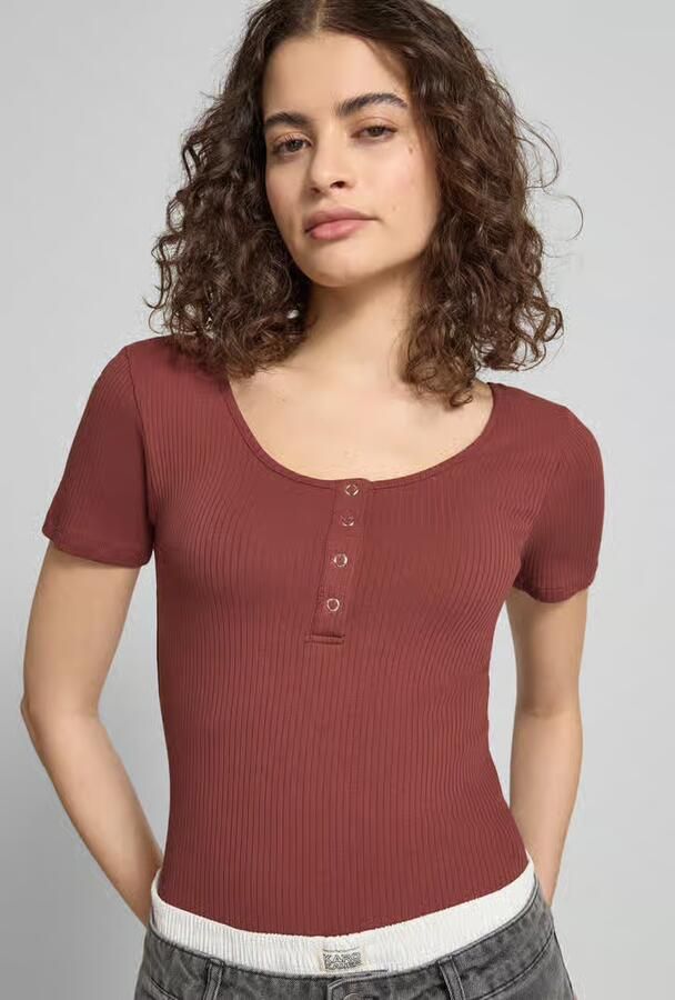 Pieces Slim fit T-shirt van katoenmix met kort drukknooppaneel model 'KITTE' - Foto 10