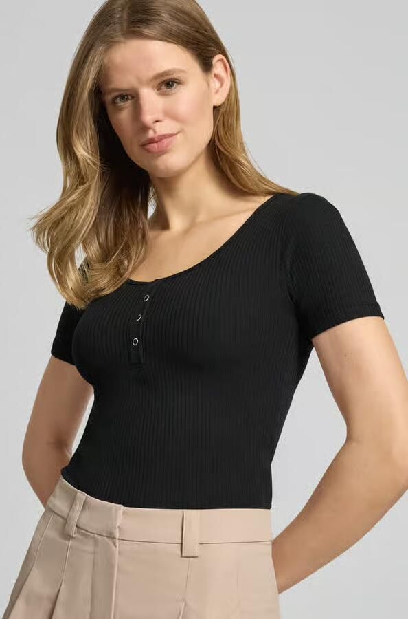 Pieces Slim fit T-shirt van katoenmix met kort drukknooppaneel model 'KITTE' - Foto 5