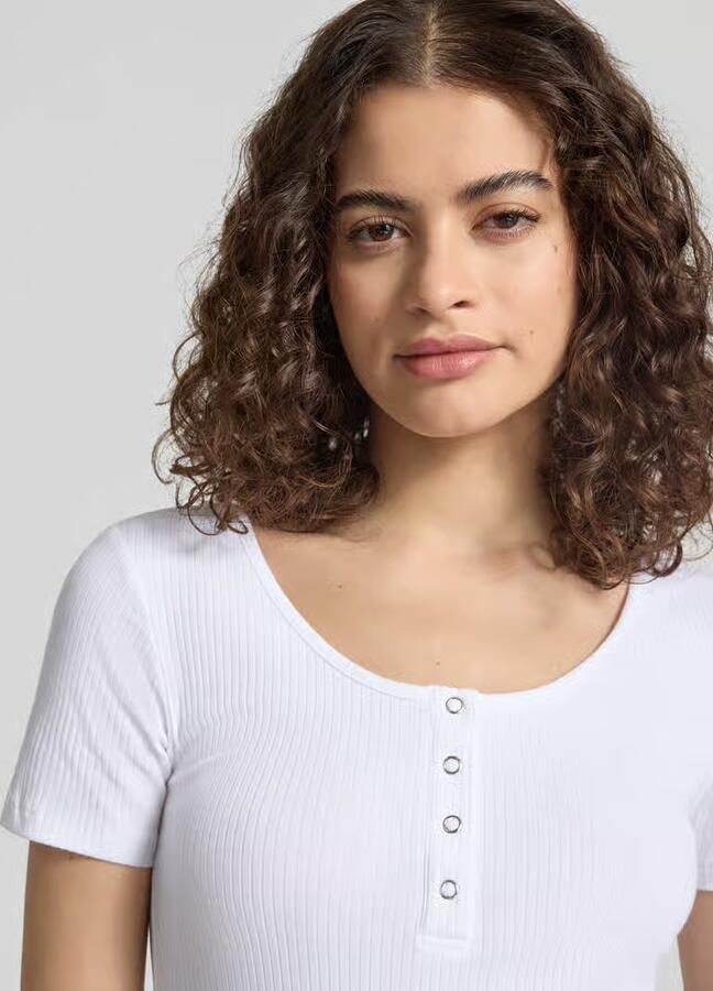 Pieces Slim fit T-shirt van katoenmix met kort drukknooppaneel model 'KITTE' - Foto 3
